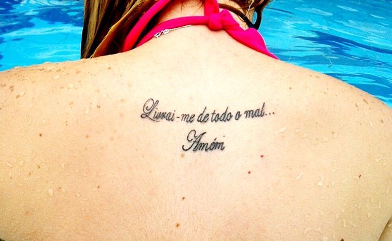 Tatuagem Religiosa nas Costas: "Livra-me de Todo Mal, Amém"