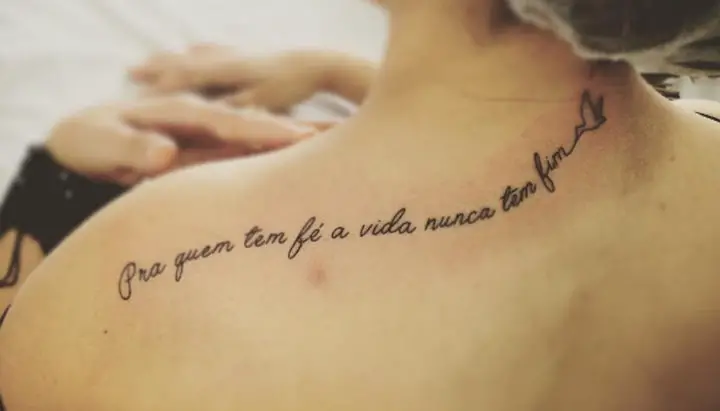 Tatuagem com a Frase "Pra Quem Tem Fé a Vida Nunca tem Fim"